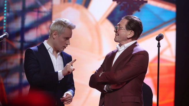 Дронов и Лепс пытаются договориться, кто на каком канале будет петь и сколько рюмок будет на столе | Источник: 1tv.ru