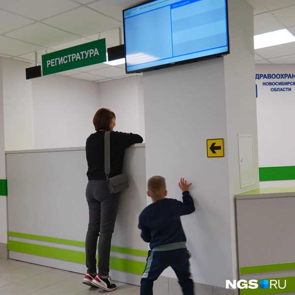 Многие пришли на первый прием с детьми | Источник: Антон Дигаев / NGS.RU