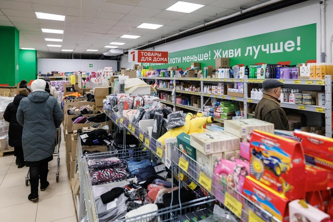 «Бери больше! Плати меньше! Живи лучше!» — так звучит слоган продсклада ПОБЕДА | Источник: Алексей Волхонский / V1.RU