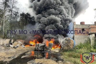 Асфальтный завод вспыхнул в Подмосковье