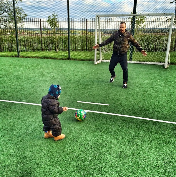 Алексей Чадов с сыном играет в футбол