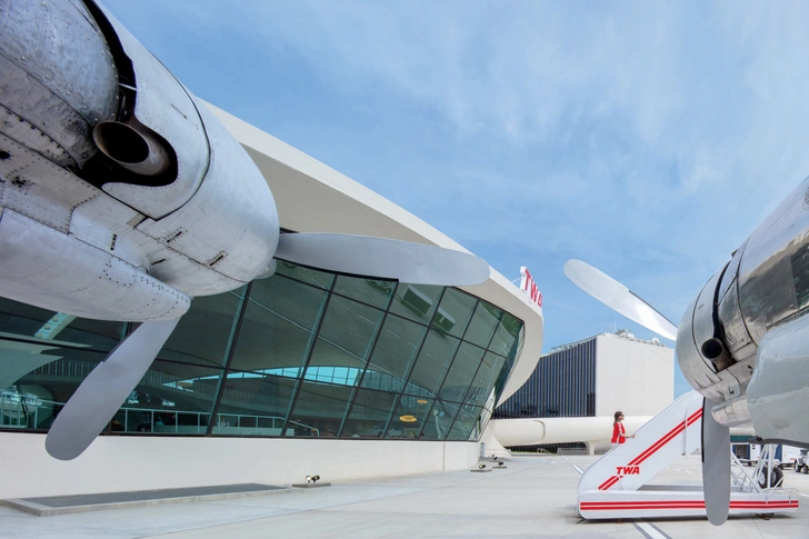 Пристегните ремни: бар в самолете при отеле TWA Hotel (фото 7)