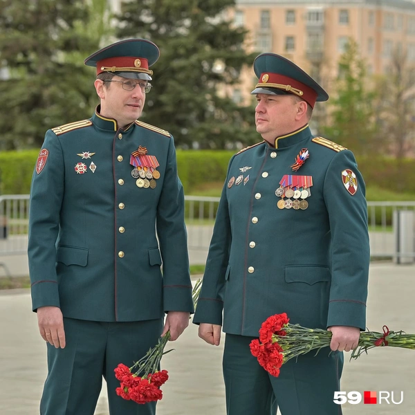Обязательные гвоздики в руках | Источник: Василина Любимова / 59.RU