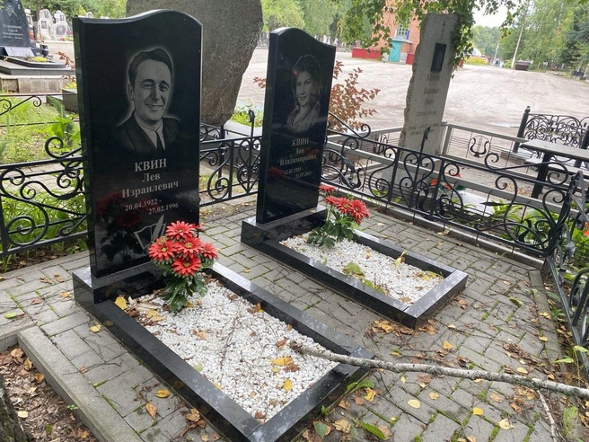 В Барнауле писатель жил в Доме под шпилем&nbsp;— сейчас на здании установлена мемориальная доска | Источник: Ирина Господаренко / NGS22.RU