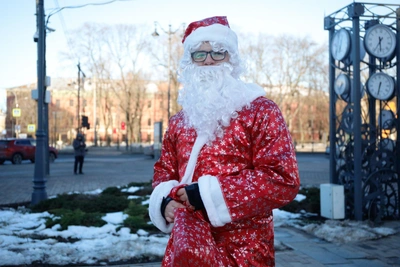 Sad Ded Moroz Spotted in Vladivostok After Reindeer Taken for Fee