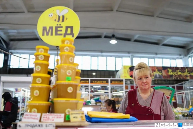 Молодежь не хочет покупать на рынке, потому что в супермаркете это делать проще. Да и разговаривать с продавцами молодые люди не любят | Источник: Евгений Софийчук / NGS55.RU