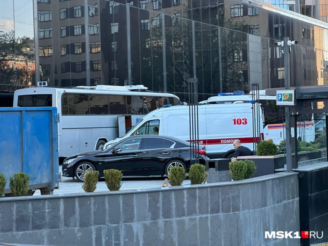 Возле дома на Мосфильмовской дежурит МЧС и скорая помощь на третий день после прилета БПЛА | Источник: Андрей Кузнецов / MSK1.RU