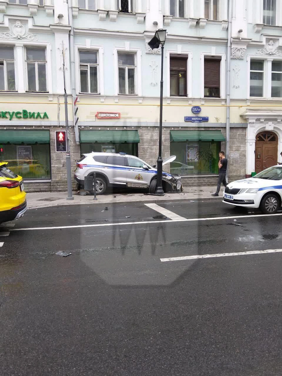 Полицейский автомобиль вылетел на тротуар в центре Москвы: видео - 31 мая  2023 - МСК1.ру