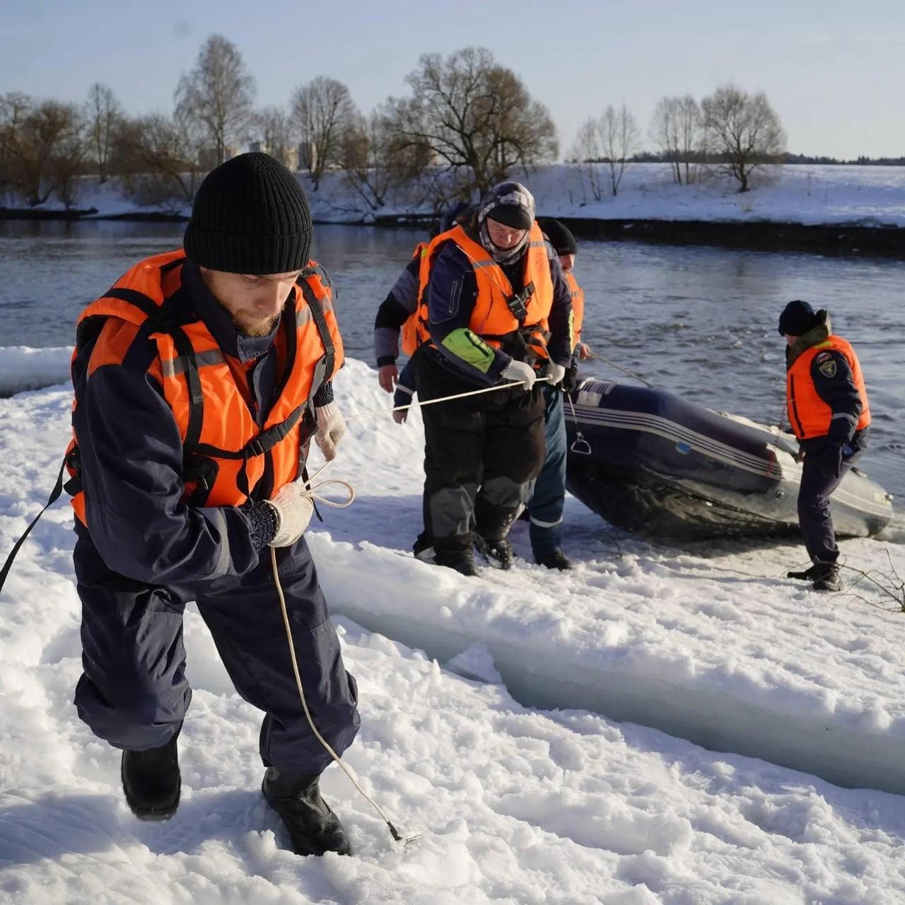 Пошли пятые сутки после исчезновения троих детей в Звенигороде: водолазы обследуют дно, спасатели прочесывают берег — фото