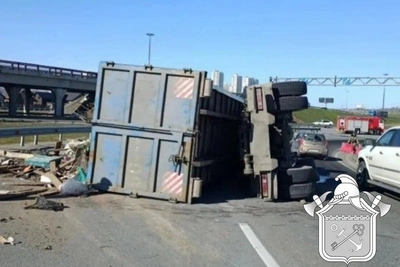 Мусоровоз перевернулся на развязке КАД и Мурманского шоссе