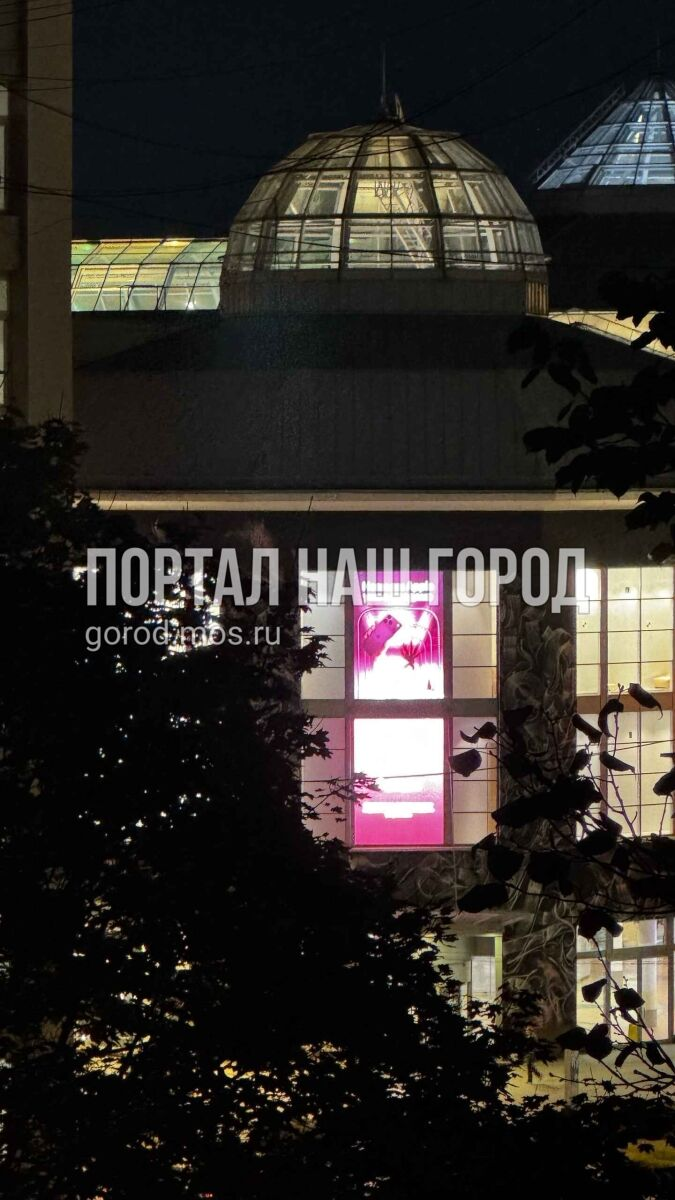 «Батарея потекла и залила весь подъезд донизу»: в Москве включили отопление в домах, и трубы не спр…