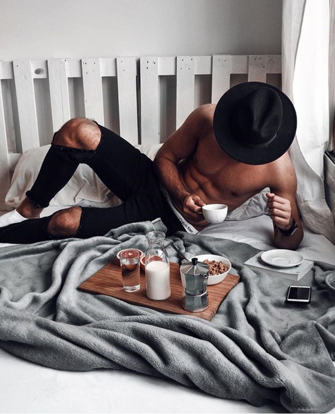 Инстаграм (запрещенная в России экстремистская организация) дня: красивые парни и чертовски хороший кофе