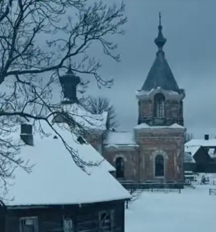 Кадр из четвертого сезона сериала и Никольская церковь в селе Семелишкес | Источник: YouTube