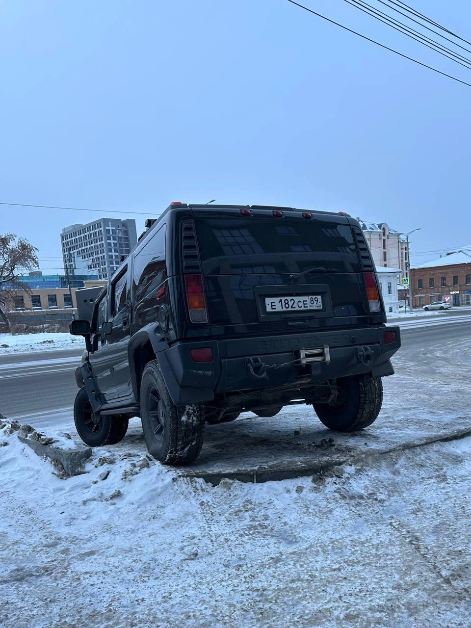 Hummer на этом же месте. Приехал, похоже, с Ямала, но думает «Я велик». Иногда внедорожники покупают исключительно для покорения бордюров | Источник: читатель 74.RU