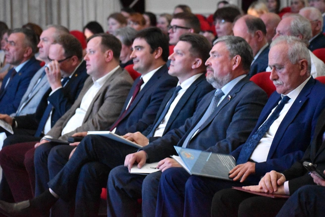 На мероприятии присутствовали выпускники, аспиранты, студенты, преподаватели вуза, а также представители власти и компаний | Источник: САФУ