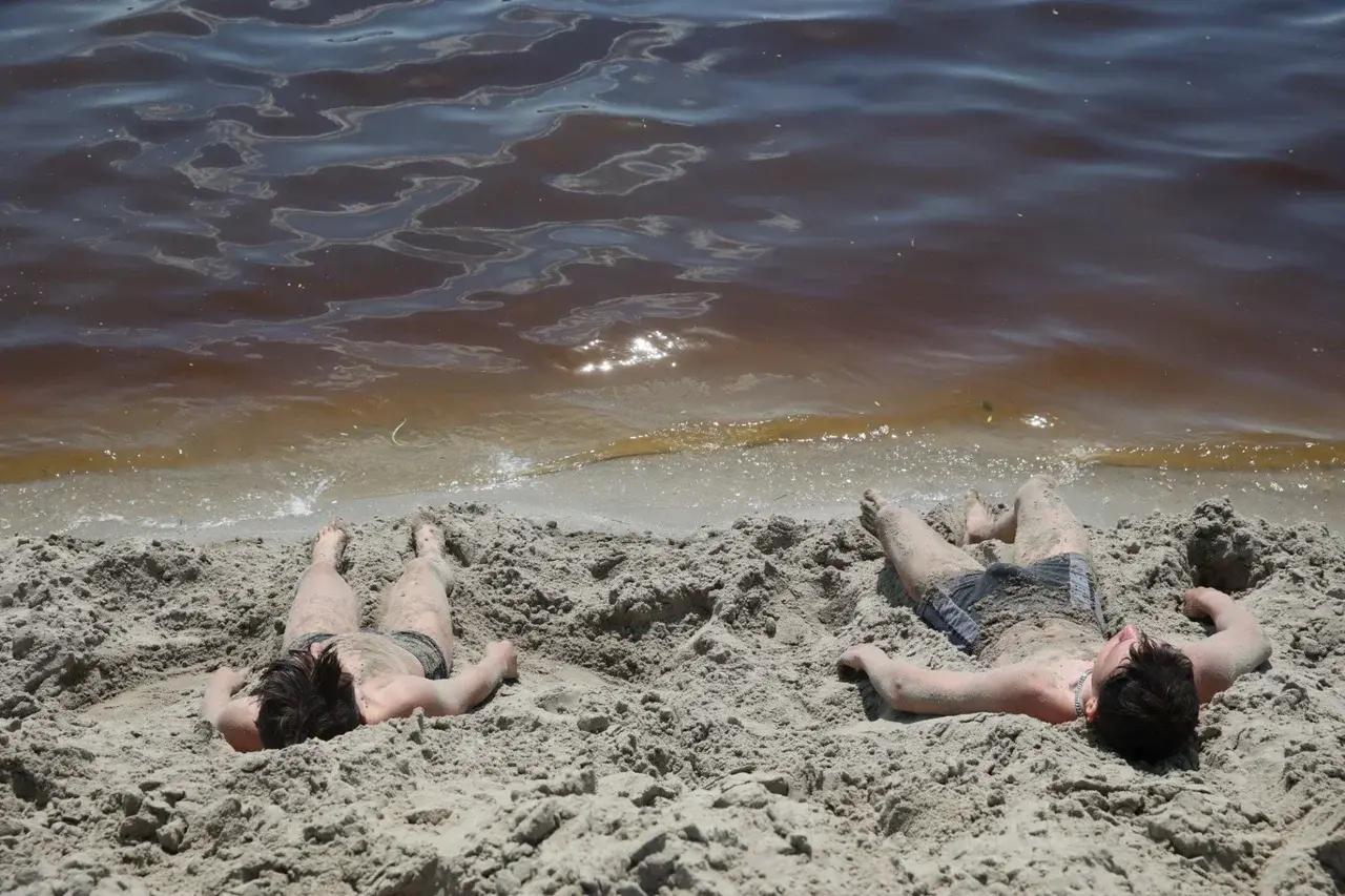 А на море белый песок, а на Круглом мусор и все. Как выглядит долгожданный пляж в Тюмени
