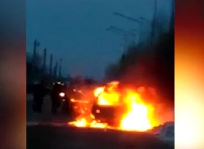 Водители спасли уснувшего таксиста из горящей машины (видео) | ya62.ru