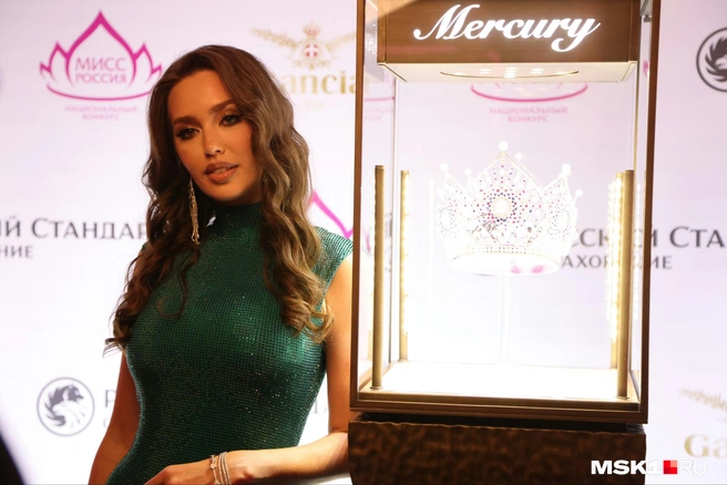 Анастасия Костенко позирует на фоне главного приза конкурса — бриллиантовой короны | Источник: Татьяна Спиридонова / MSK1.RU