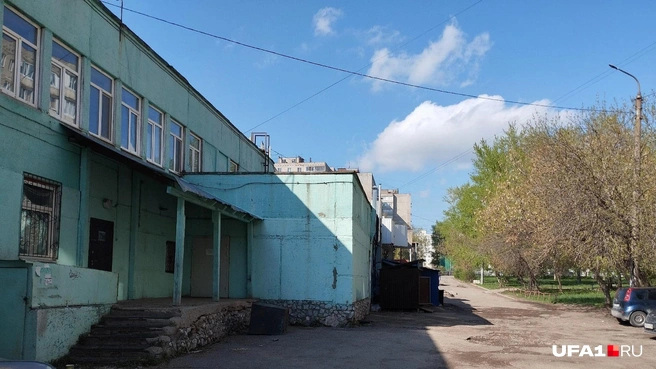 Возраст здания проще прикинуть по стороне, где фасад не закрыт вывесками и рекламой | Источник: Антон Селиверстов / UFA1.RU