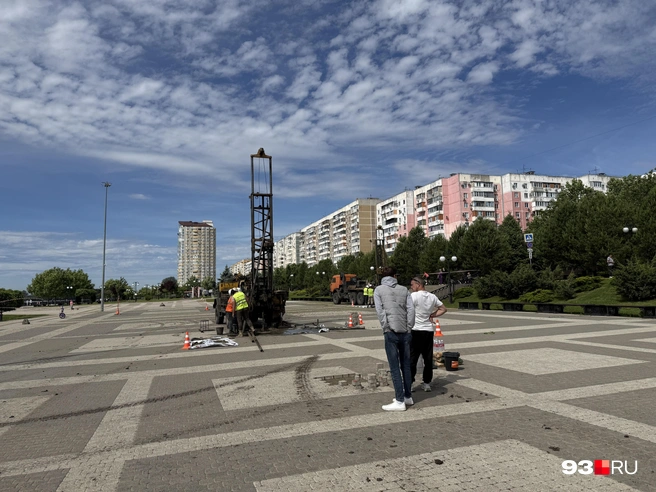 В конце плитку установят на место | Источник: Валерия Дульская / 93.RU