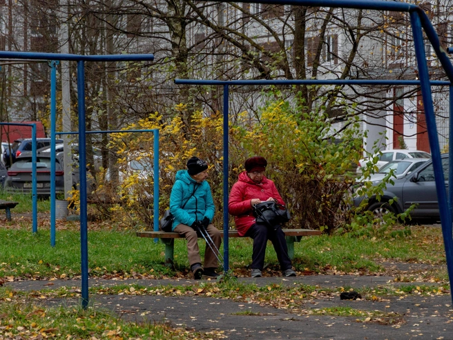 В дворах установлено множество скамеек | Источник: Кирилл Поверинов / 76.RU