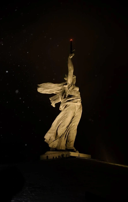 Даже ночью на Мамаев курган приходят люди | Источник: Светлана Гуторова / T.me
