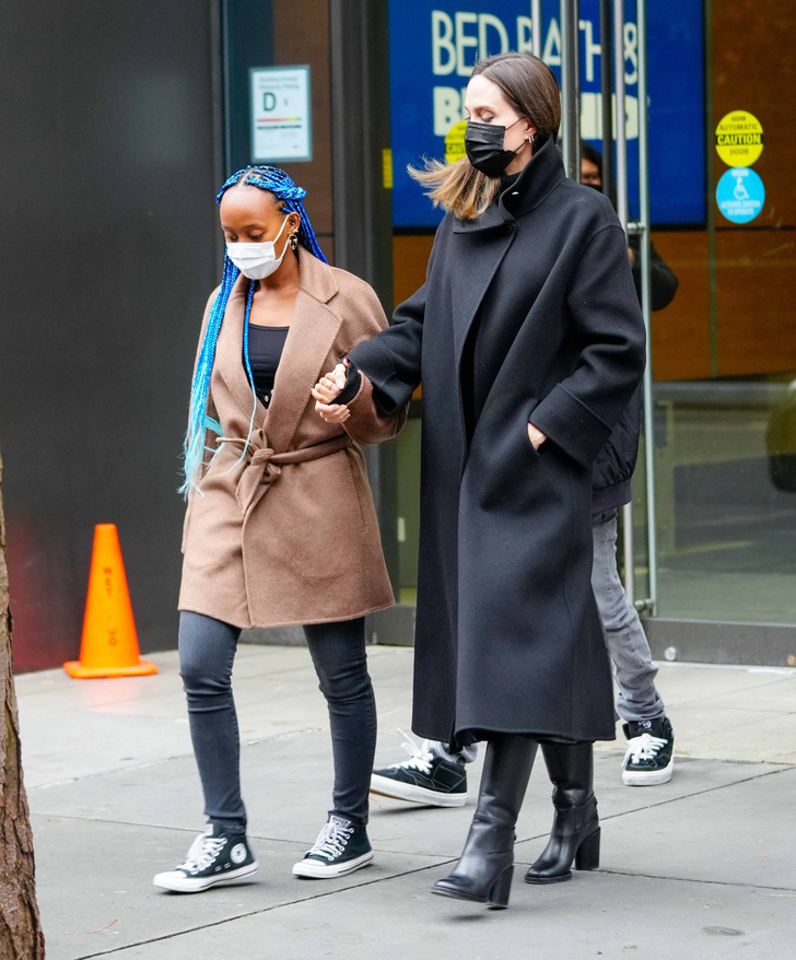 Синие косички на день рождения: Анджелина Джоли в кашемировом пальто и с сумкой Celine гуляет с дочкой-бунтаркой Захарой