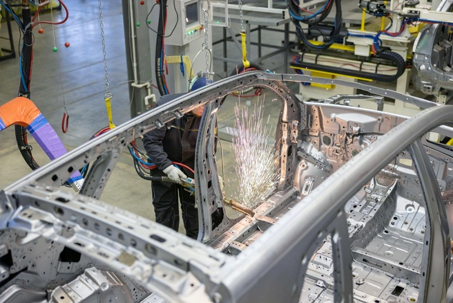 Сварка кузовов из импортированных кузовных панелей называется мелкоузловой. Для полного цикла нужно добавить штамповку деталей из местного проката | Источник: пресс-служба компании Evolute