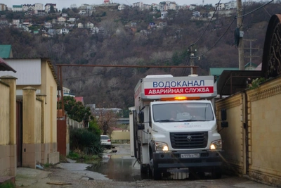 В Сочи снова прорвало водопровод на улице Краснодонская