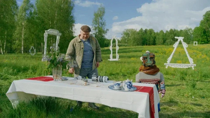 Кадр из второго сезона сериала. Карликовую планету Хаумея, на которую удалилась жить основавшая компанию «Иваново Голограмс» однокурсница Кулибина и Барагозина Люба Иванова, снимали в окрестностях села Теряево Волоколамского муниципального округа Московской области | Источник: kinopoisk.ru