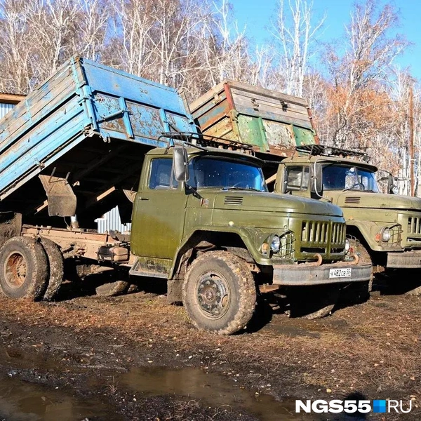 Советские ЗИЛы выручают на уборке  | Источник: Кирилл Башинский / NGS55.RU 