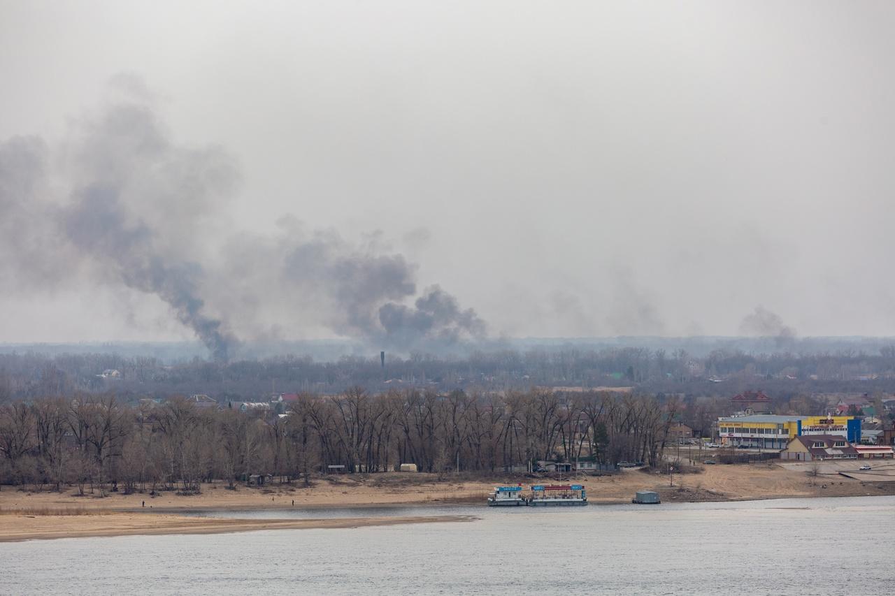 Под Волгоградом жители задыхаются от едкого запаха гари после пожара. Клубы черного дыма видно в центре города — фото