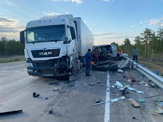 Слева — большегруз, справа — грузовик, на котором ехал пассажир | Источник: Госавтоинспекция Мегино / T.me