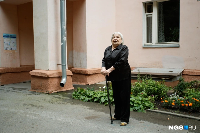 Людмила Николаевна свой дом любит, переезжать никуда не хочет  | Источник: Андрей Бортко / NGS.RU