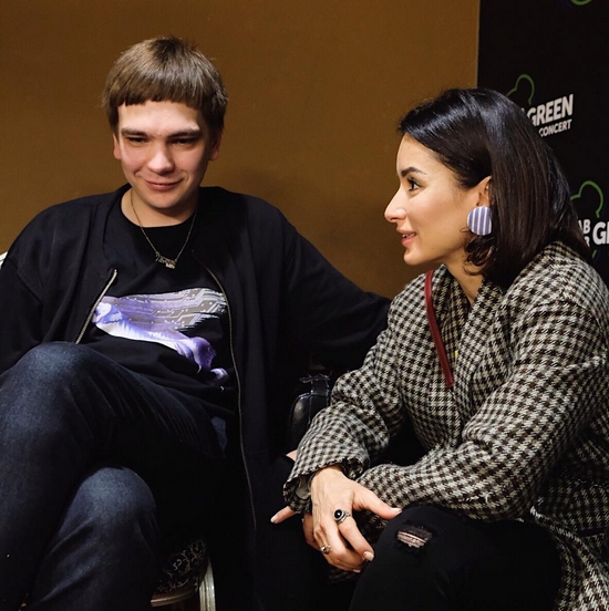 Рэпер Гнойный и Тина Канделаки за кулисами концерта объединения «Антихайп» в Москве