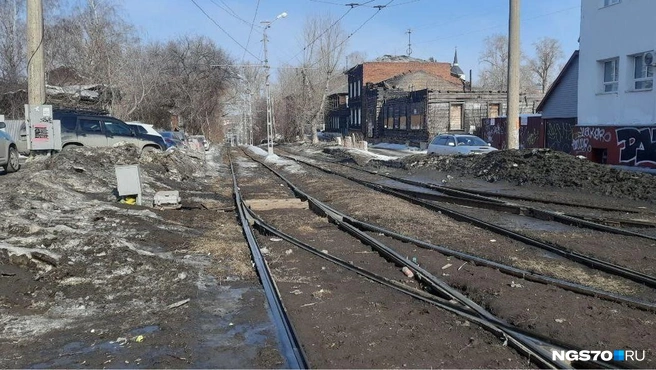 Если отойти немного в сторону от главной улицы, то в глаза бросается разруха | Источник: Анастасия Харламова / NGS70.RU