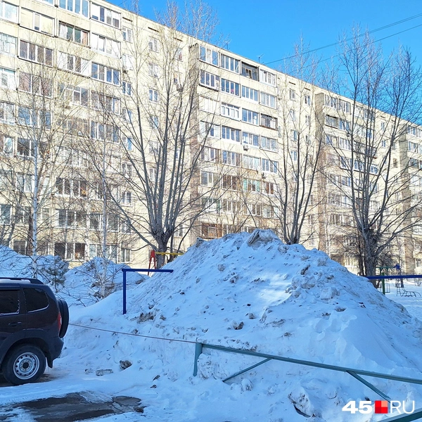 В 3-м микрорайоне оставленного снега хватает  | Источник: Александр Лисихин / 45.RU 