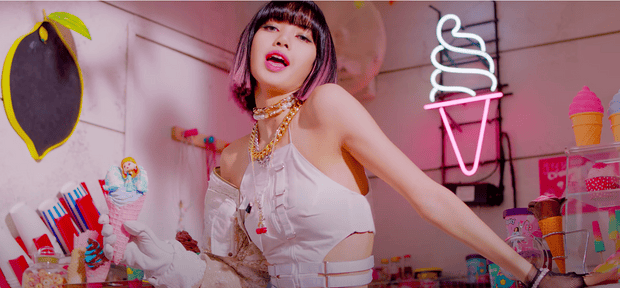Фото №1 - Ice Cream: 5 лучших fashion-образов из нового клипа Селены Гомес и BLACKPINK