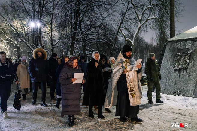 Ночью в парке прошел крестный ход | Источник: Артем Бауман / 76.RU