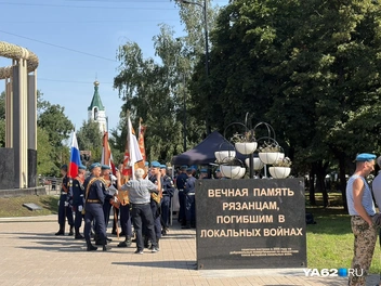 Десантники уже собираются в ряд для торжественного возложения цветов | Источник: Дарья Ходосевич / YA62.RU