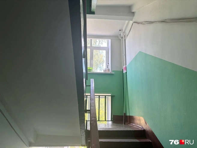 Жильцы дома рассказали, что многие квартиры в пятиэтажке сдаются в аренду | Источник: Алина Сардекова / 76.RU