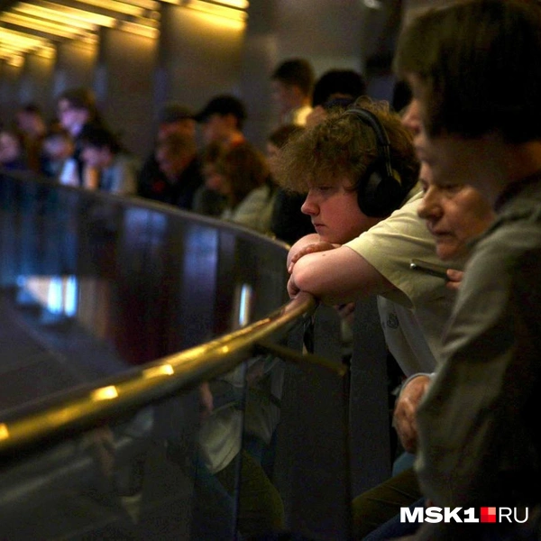 Пассажиров пока не пускают вниз | Источник: Дарья Шутова / MSK1.RU