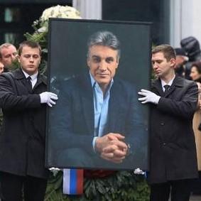 Старший — копия отца, младший — едва сдерживает слезы: сыновья Алексея Пиманова проводили его в последний путь