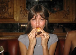 Почему одни худеют на нервах, а другие — набирают? (спойлер: дело не в метаболизме)