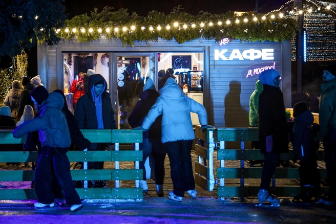 Прямо с катка можно зайти в небольшое кафе | Источник: Наталья Лапцевич 