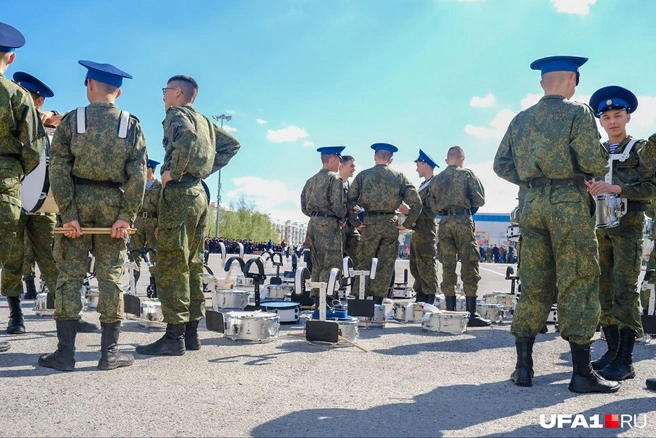На парковке у «Уфа-Арены» было много народу | Источник: Булат Салихов