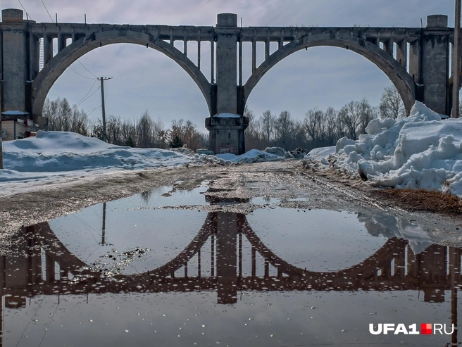 Мост видно со всех сторон деревни | Источник: Булат Салихов / UFA1.RU