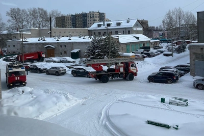 Пожарные приехали к больнице в Архангельске