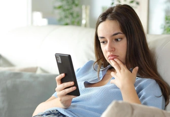 «Дочь-старшеклассница не хочет учиться: целыми днями сидит, уткнувшись в смартфон»