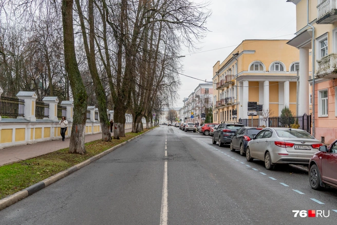 Съемки сцен выше проходили в Народном переулке | Источник: Кирилл Поверинов / 76.RU